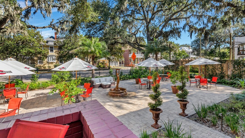 More Photos Of 119 E 37th St, Savannah Restaurant For Sale