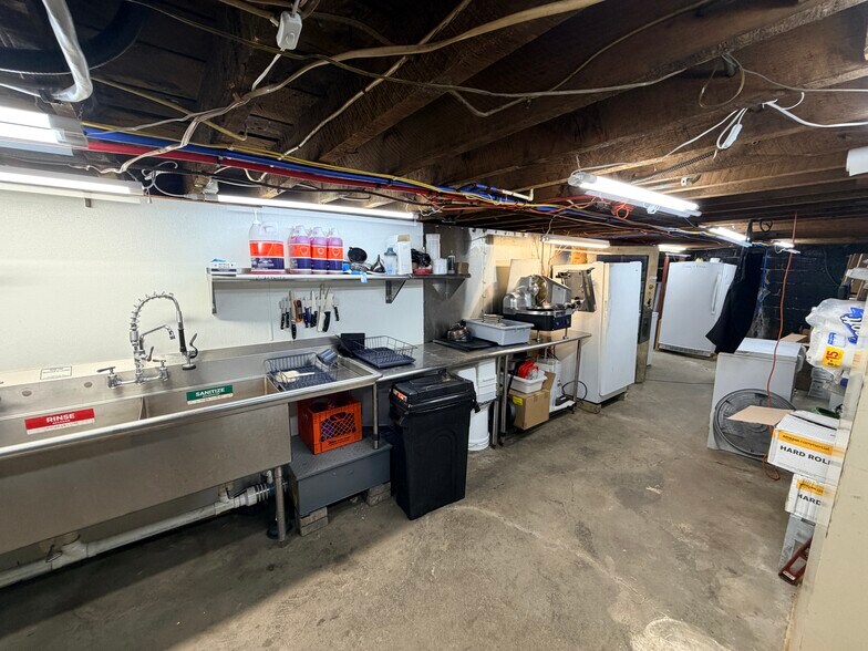 More Photos Of 46 S Leavitt Rd, Leavittsburg Bar For Sale