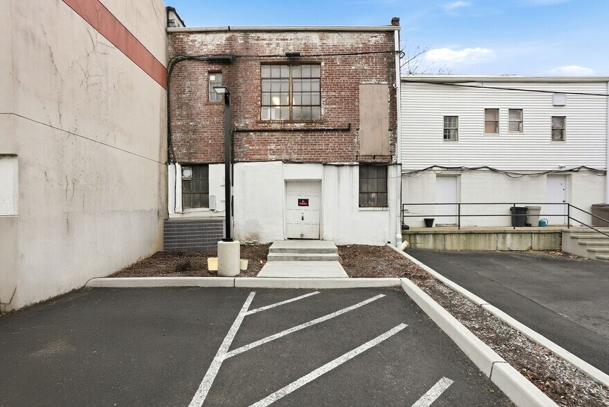 More Photos Of 1157 Pleasantville Rd, Briarcliff Manor Storefront For Sale