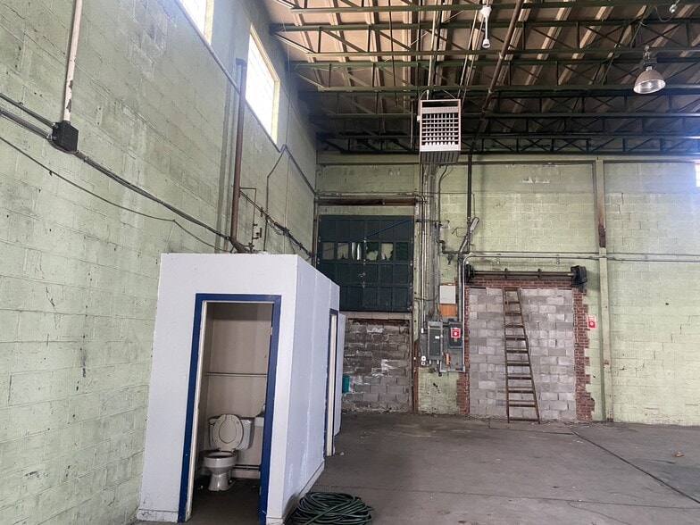 More Photos Of 195 Freight St, Waterbury Bar For Lease