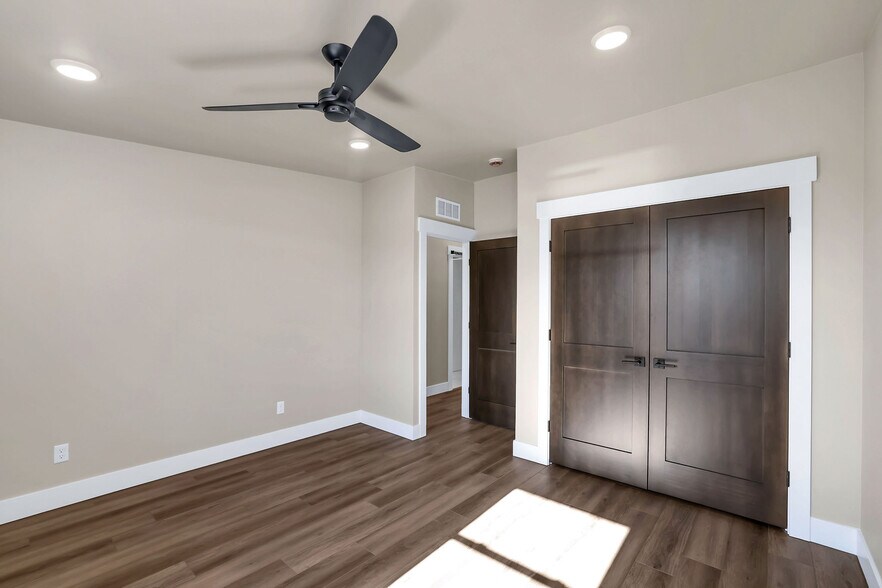 More Photos Of 217 Simmons St, Mccall Showroom For Sale