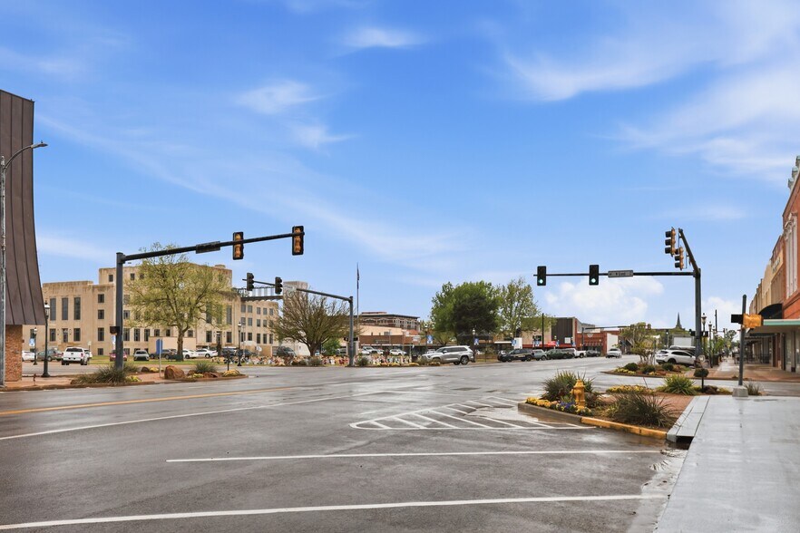 More Photos Of 122 E Randolph Ave, Enid Storefront Retail Residential For Sale