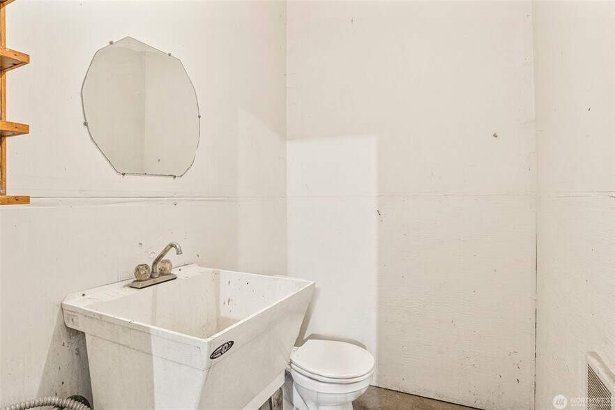 More Photos Of 1026 Alder St, Centralia Office Residential For Sale