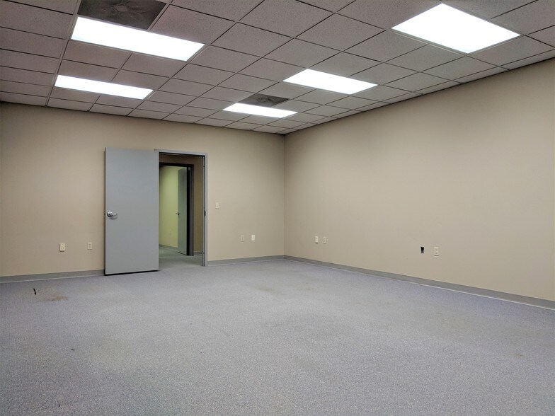 More Photos Of 901 W Main St, El Paso Office For Sale