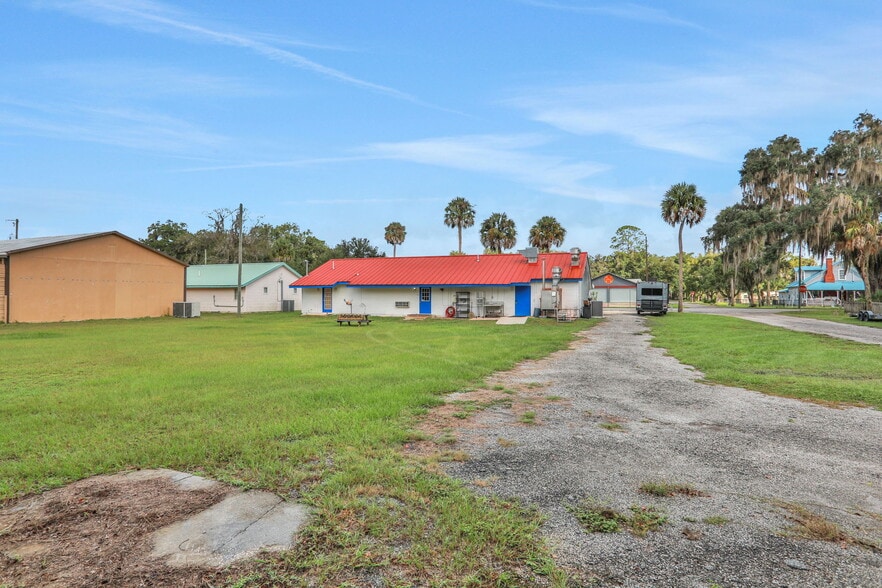 More Photos Of 413 Elm St, Welaka Freestanding For Sale