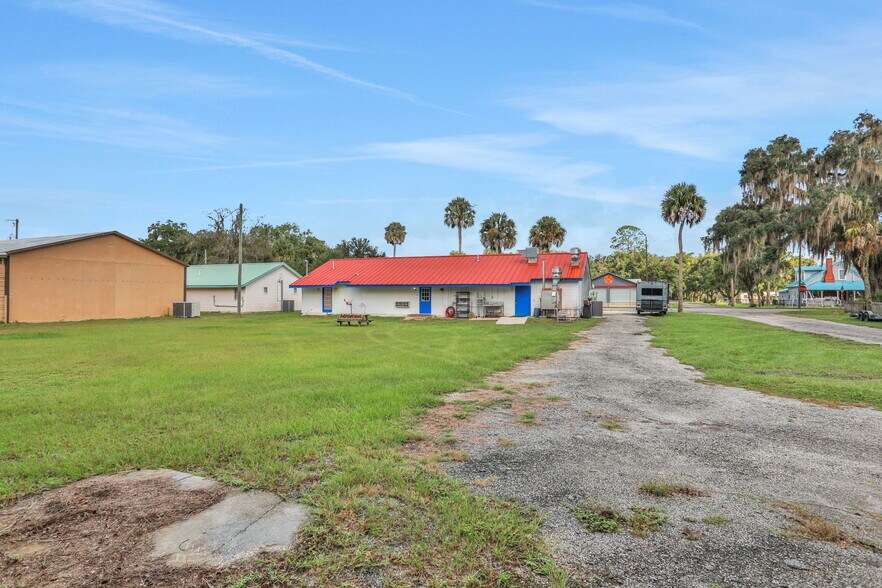 More Photos Of 413 Elm St, Welaka Freestanding For Sale