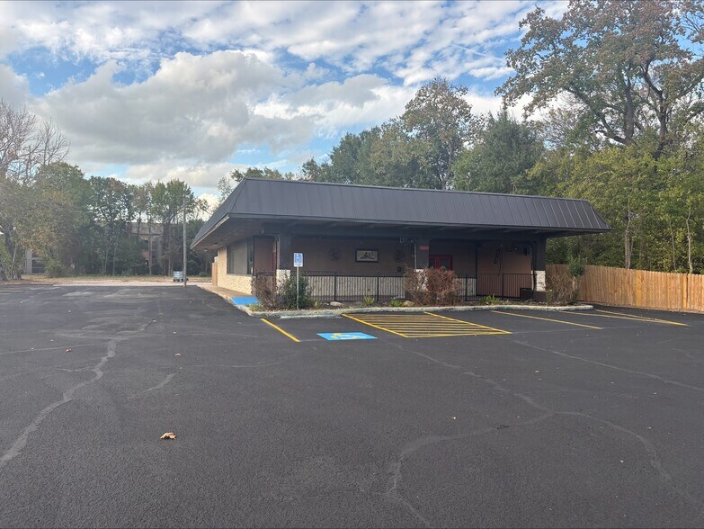More Photos Of 1000 W Main St, Tomball Restaurant For Lease
