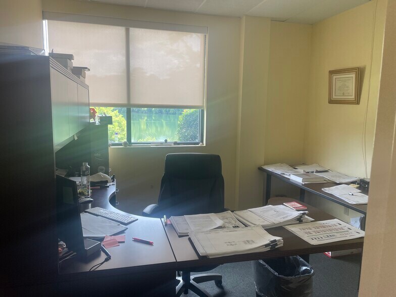 More Photos Of 716 Lakeside Dr W, Mobile Office For Lease
