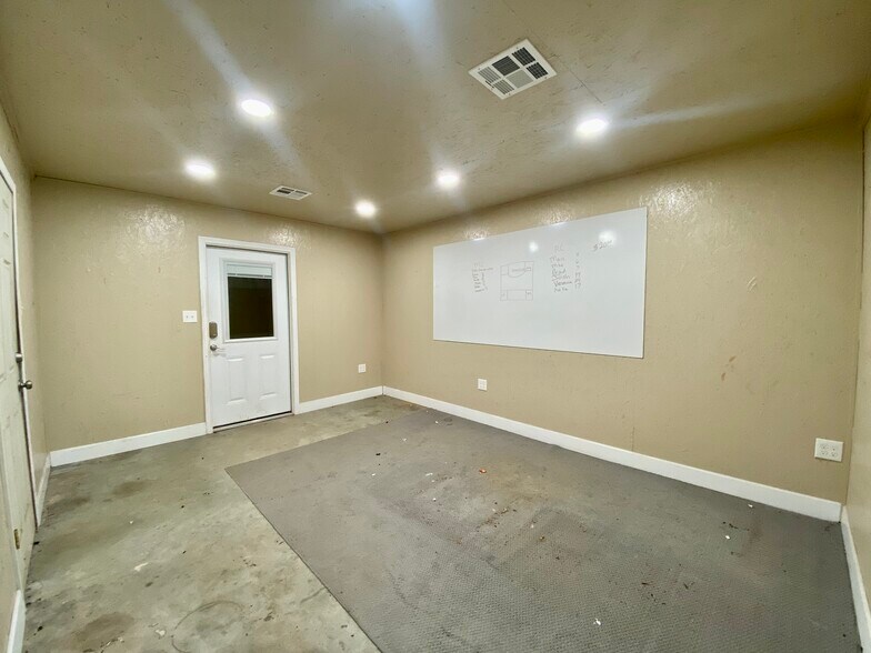 More Photos Of 6556-6560 Westwood Blvd, Beaumont Light Manufacturing For Lease