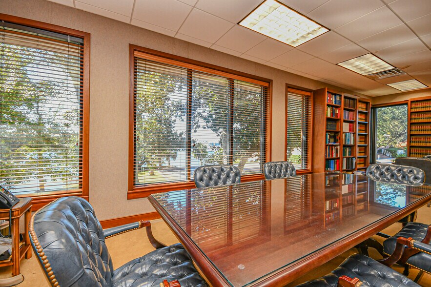 More Photos Of 220 Mckenzie Ave, Panama City Office For Sale