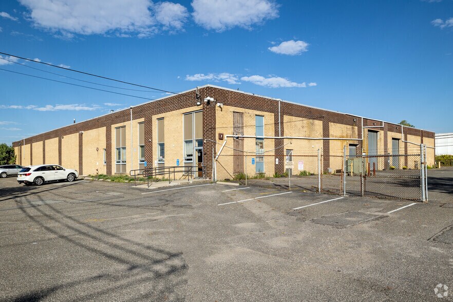 Primary Photo Of 7 Grand Blvd, Brentwood Warehouse For Lease