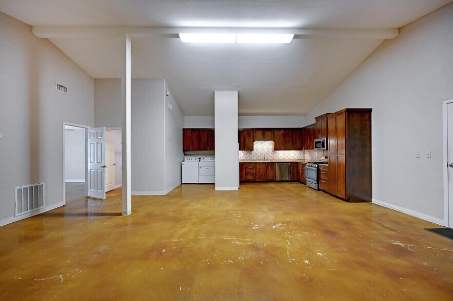 More Photos Of 1940 Magnolia Ave, Luling Self Storage For Sale