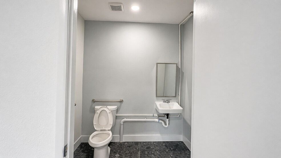 More Photos Of 1420 NE 131st St, North Miami Service For Lease