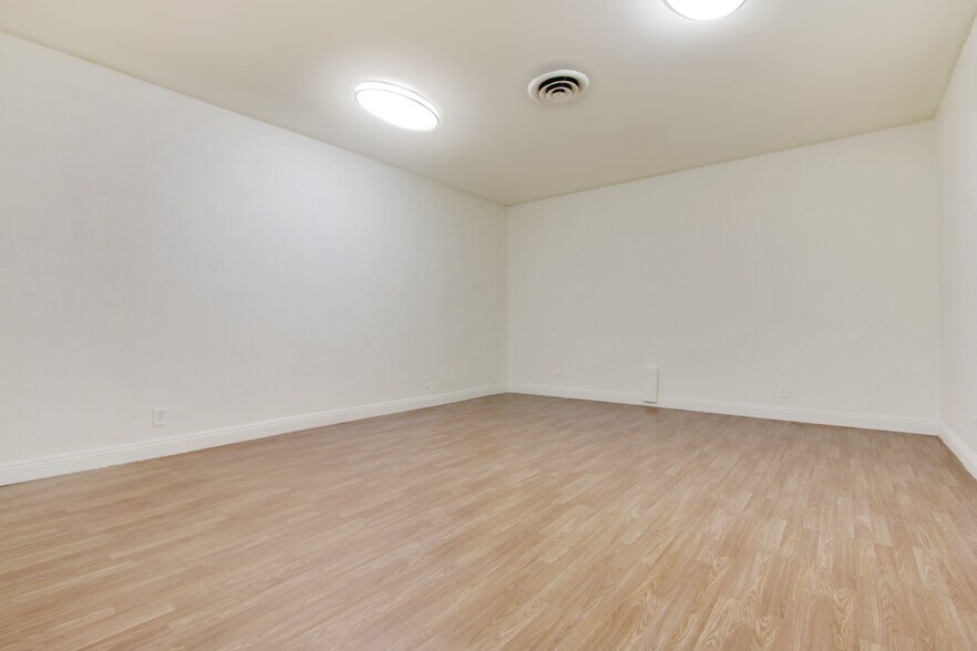 More Photos Of 13615 Victory Blvd, Van Nuys Office For Lease