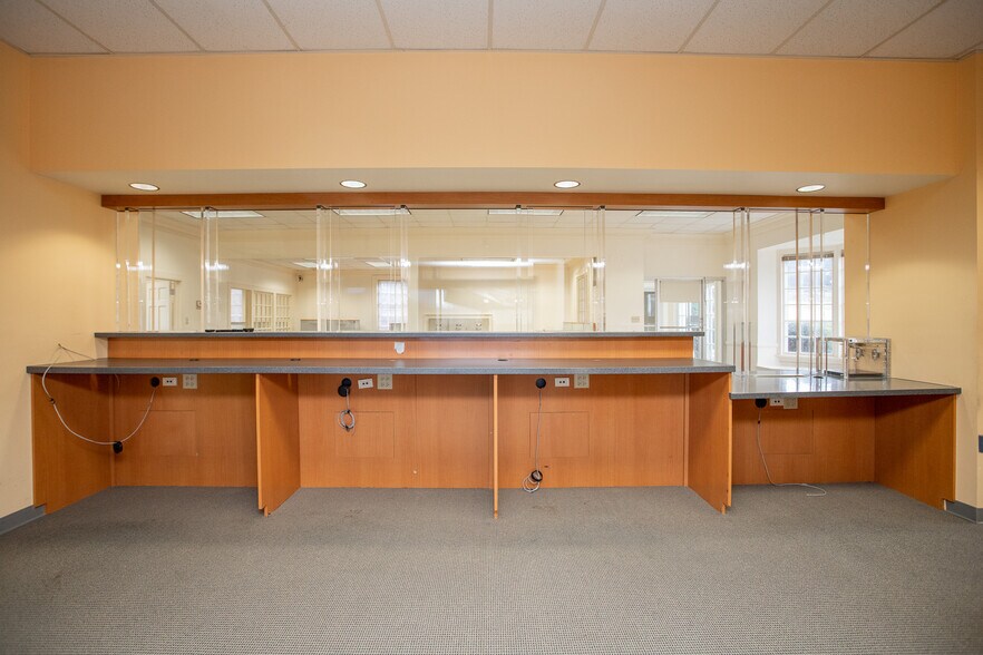 More Photos Of 3651 Greensboro Rd, Ridgeway Bank For Lease