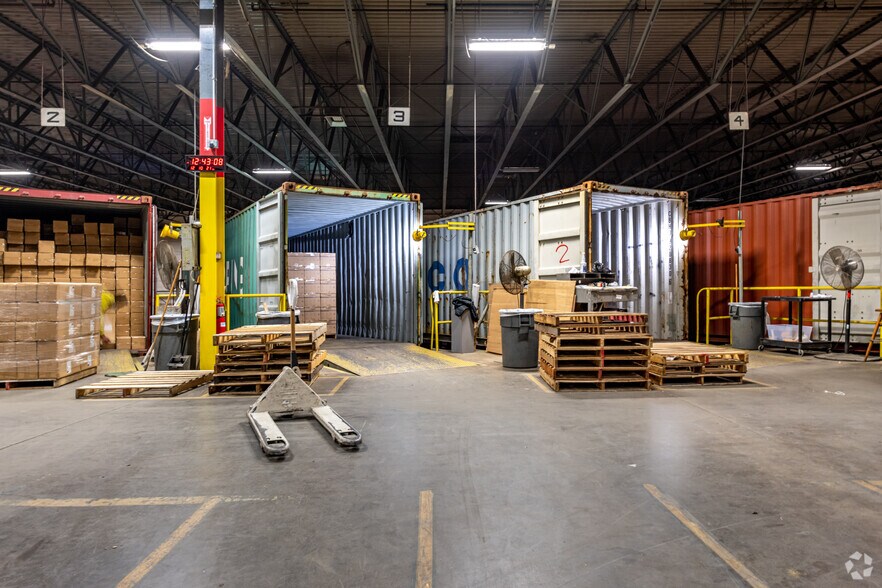 More Photos Of 7711 E Pleasant Valley Rd, Independence Showroom For Sale