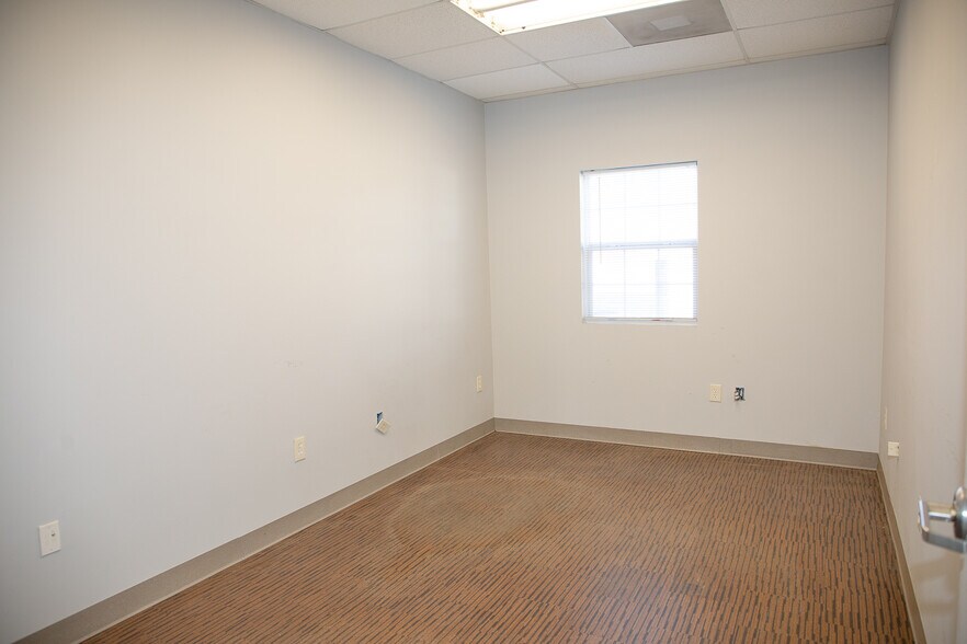 More Photos Of 12693 Lee Hwy, Washington Self Storage For Lease