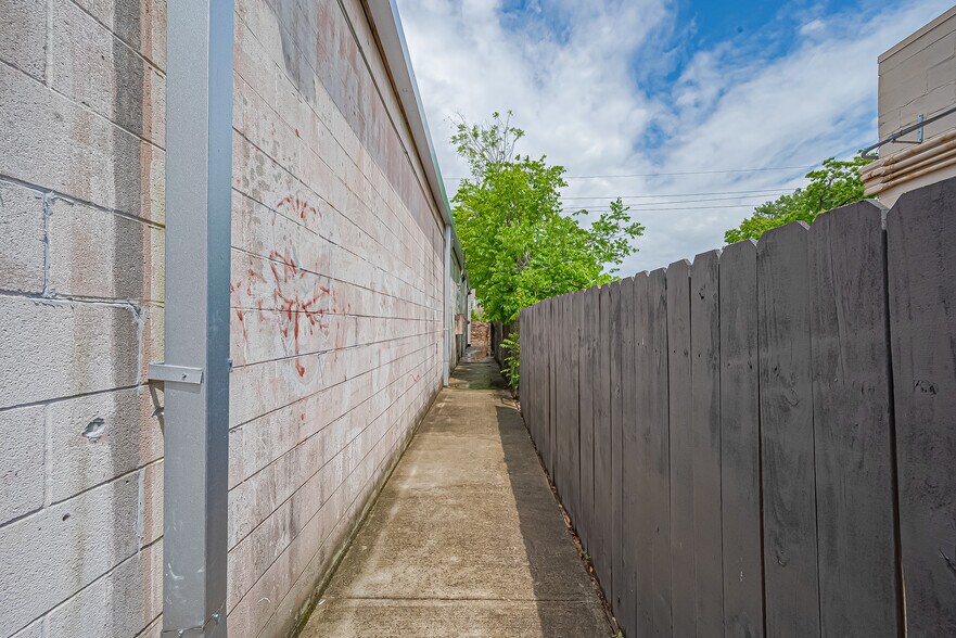 More Photos Of 7410-7412 Senate St, Houston Freestanding For Sale