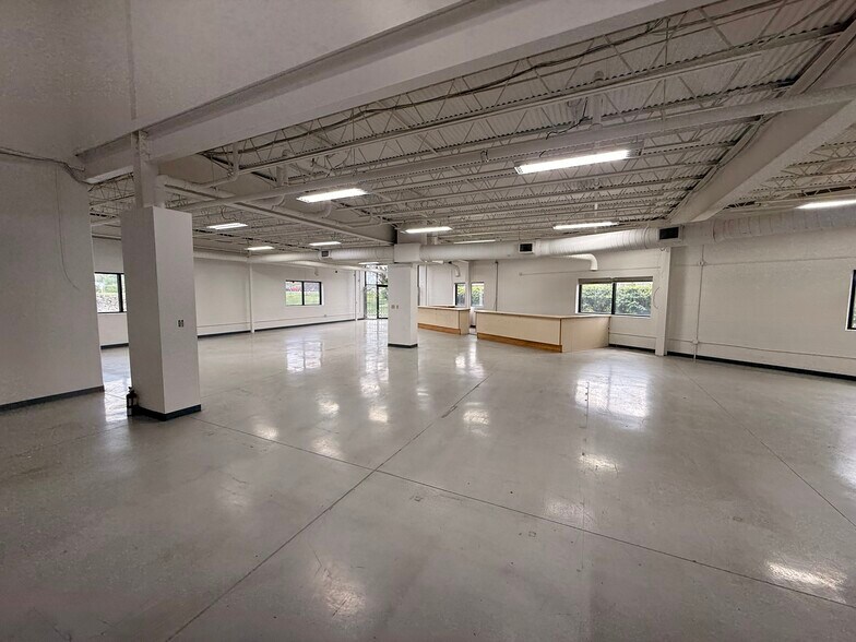 More Photos Of 7522-7528 E Pendleton Pike, Indianapolis Light Distribution For Sale