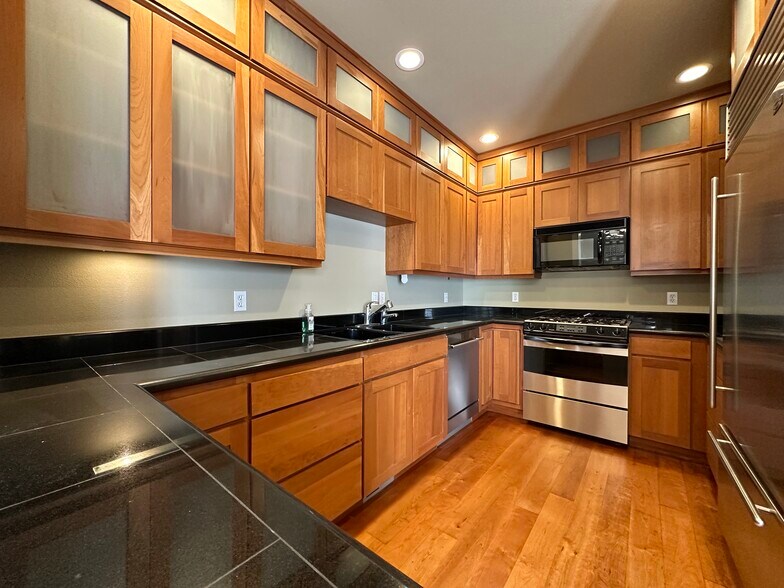 More Photos Of 1505 Ne Village St, Fairview Office For Sale