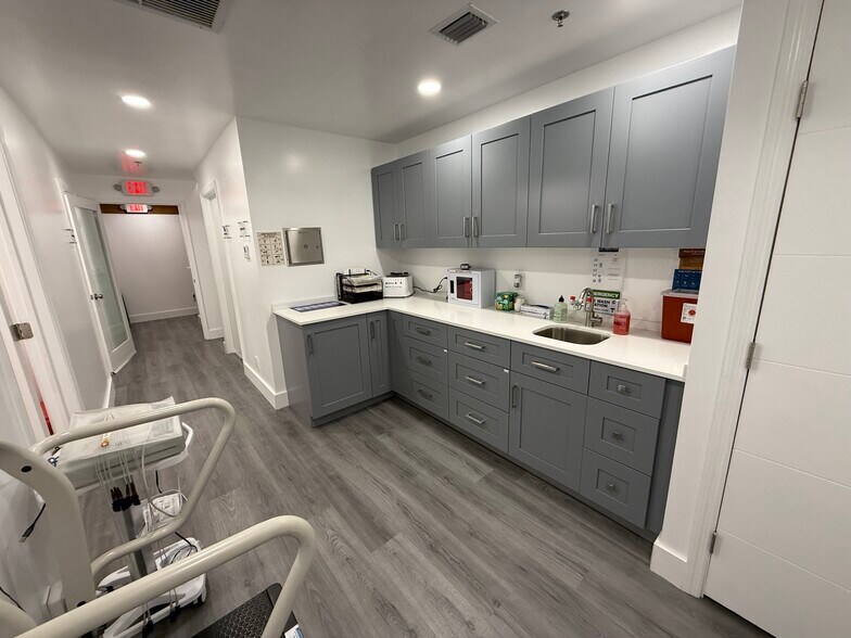 More Photos Of 8200 W Sunrise Blvd, Plantation Office For Sale