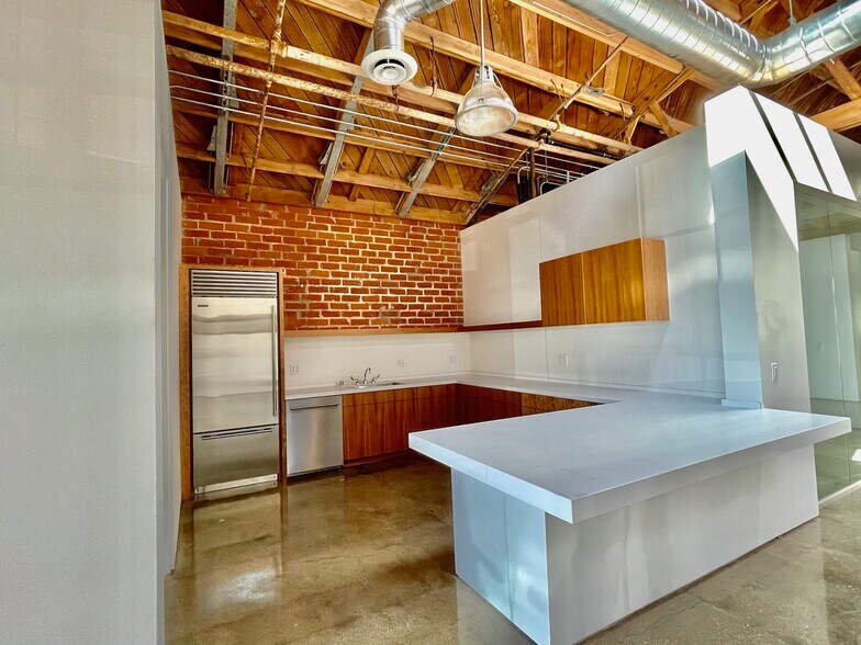 More Photos Of 1745 Berkeley St, Santa Monica Light Manufacturing For Lease