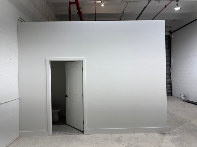 More Photos Of 6997 NW 50th St, Miami Warehouse For Lease