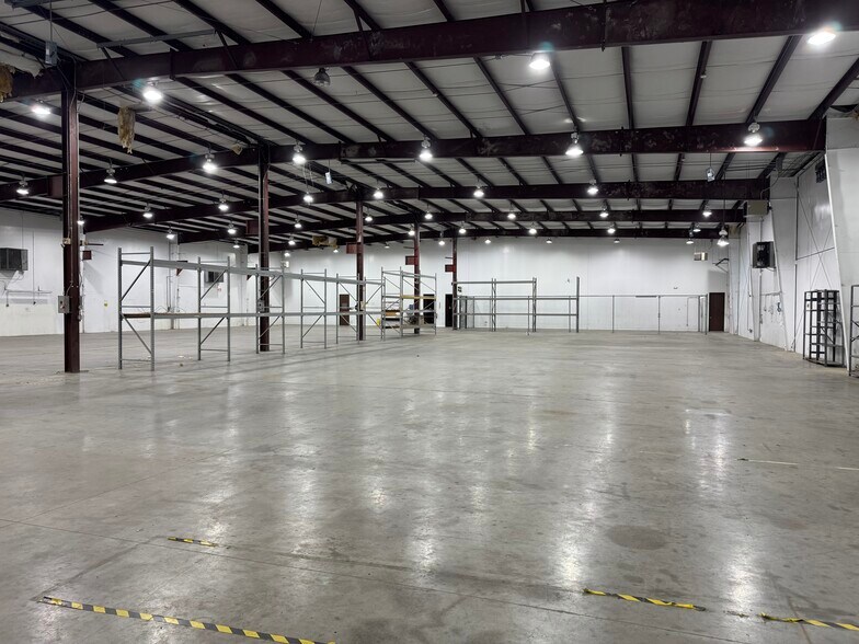 More Photos Of 10511 Fallstone Rd, Houston Warehouse For Lease