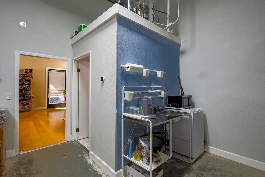 More Photos Of 2621 W Woodland Dr, Anaheim Manufacturing For Sale