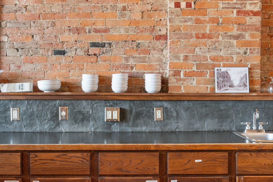 More Photos Of 108 S Walnut St, Muncie Office For Sale