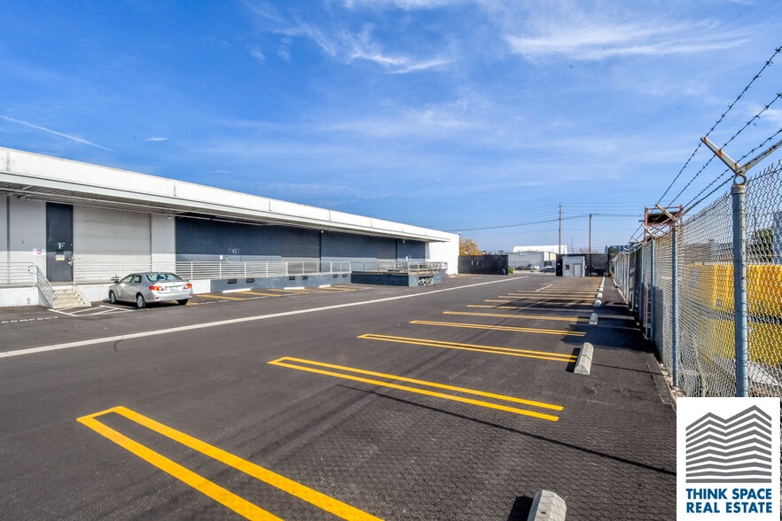 More Photos Of 9419 Mason Ave, Chatsworth Manufacturing For Lease