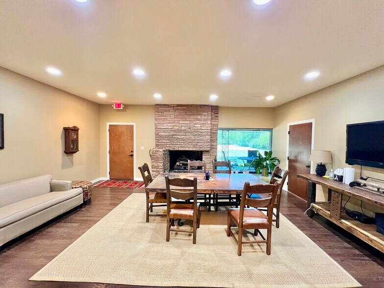 More Photos Of 614 Oak Ave, Sulphur Springs Office For Sale