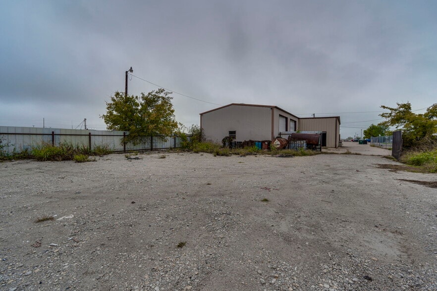 More Photos Of 108 West Gillum, Grandview Warehouse For Sale