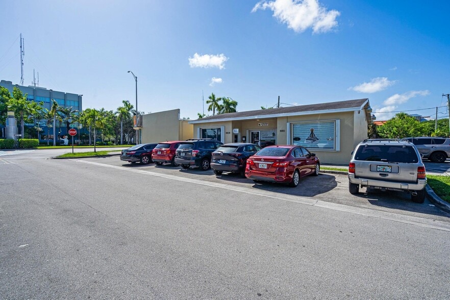 More Photos Of 16978-16990 NE 19th Ave, North Miami Beach Storefront Retail Office For Lease