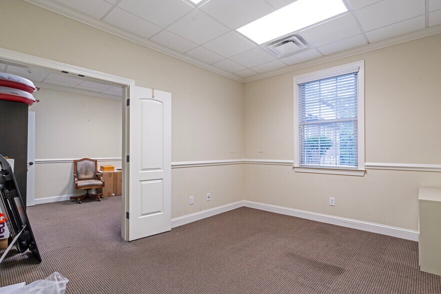 More Photos Of 1905 Woodstock Rd, Roswell Office For Sale