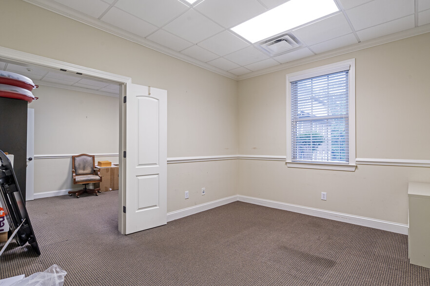 More Photos Of 1905 Woodstock Rd, Roswell Office For Sale
