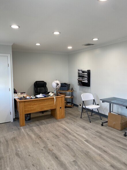 More Photos Of 104 Allen Blvd, Farmingdale Warehouse For Lease