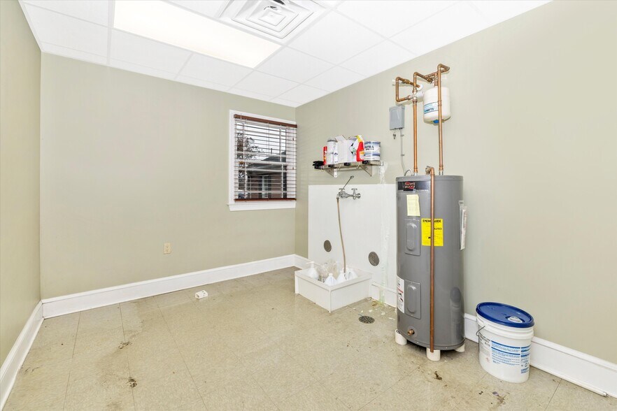 More Photos Of 925 N East St, Frederick Bank For Lease