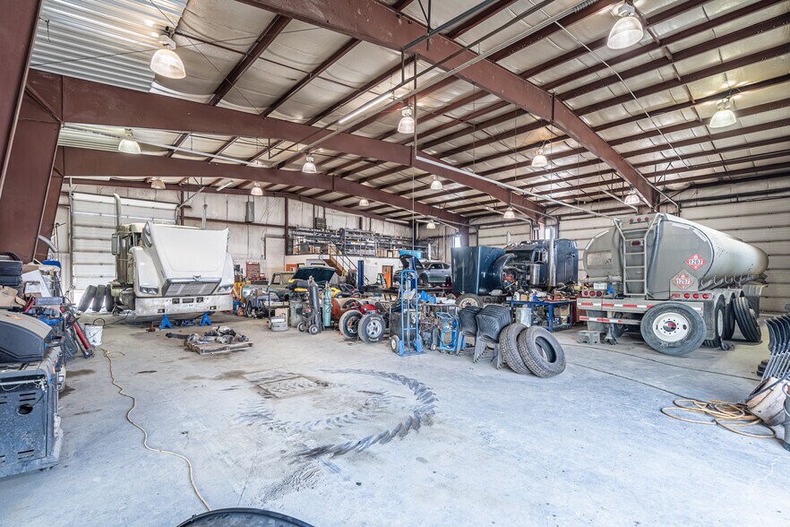More Photos Of 6006 53 Av, Lloydminster Warehouse For Sale