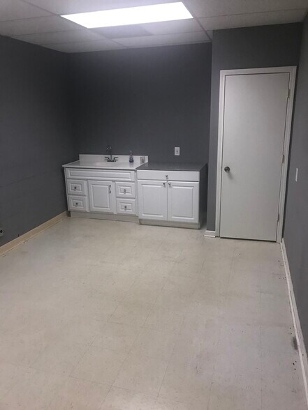 More Photos Of 232-236 Industrial Park Dr, Commerce Office For Sale