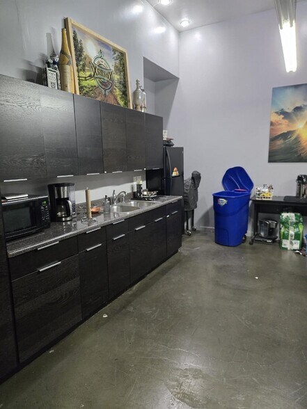 More Photos Of 202 W Palm Ave, Burbank Industrial For Lease