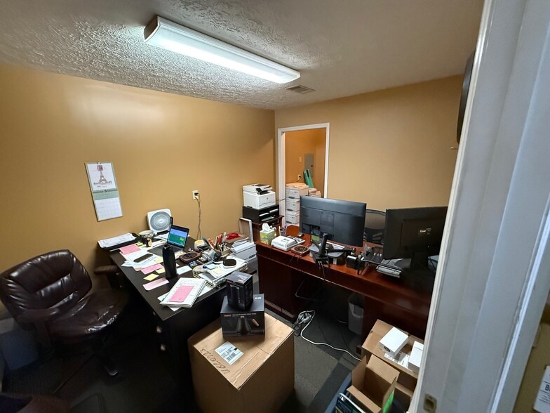 More Photos Of 1601 Spring Dr, Opelika Showroom For Lease