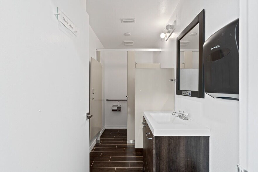 More Photos Of 3800 26th St W, Bradenton Medical For Sale