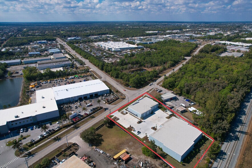 More Photos Of 3931 SE Commerce Ave, Stuart Warehouse For Lease