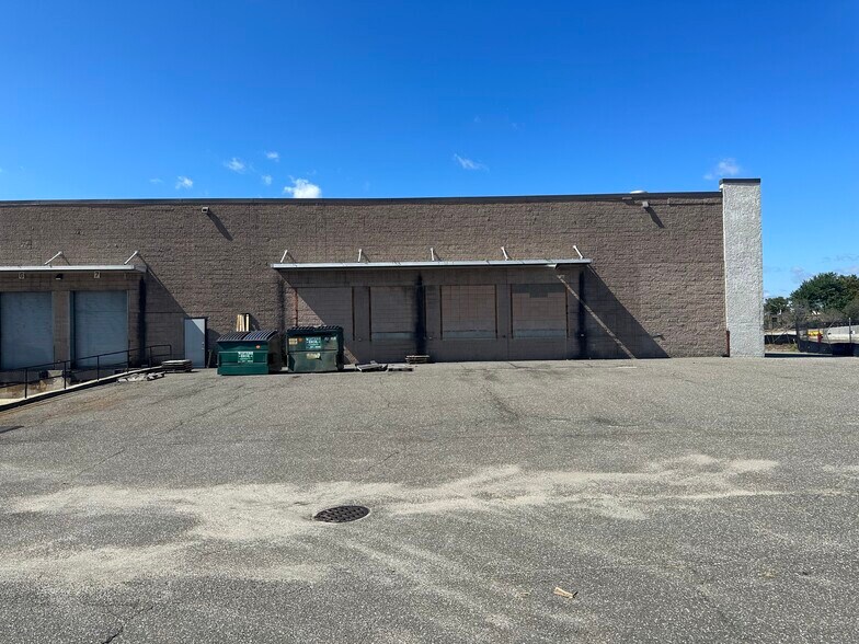 More Photos Of 21 Crossway E, Bohemia Warehouse For Lease