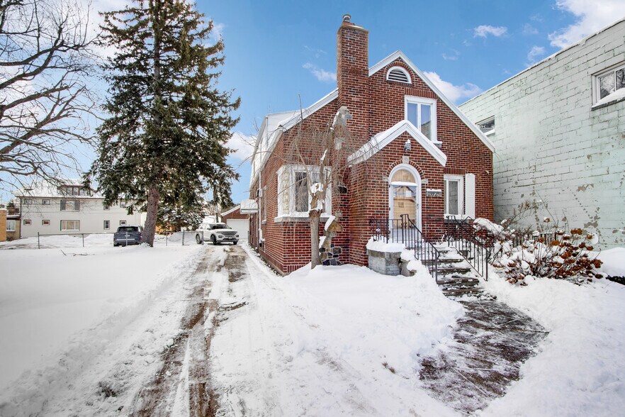 More Photos Of 2025 Clinton St, Buffalo Office For Sale