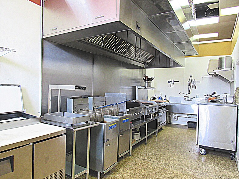 More Photos Of 514-520 N Railroad St, Burton Restaurant For Lease