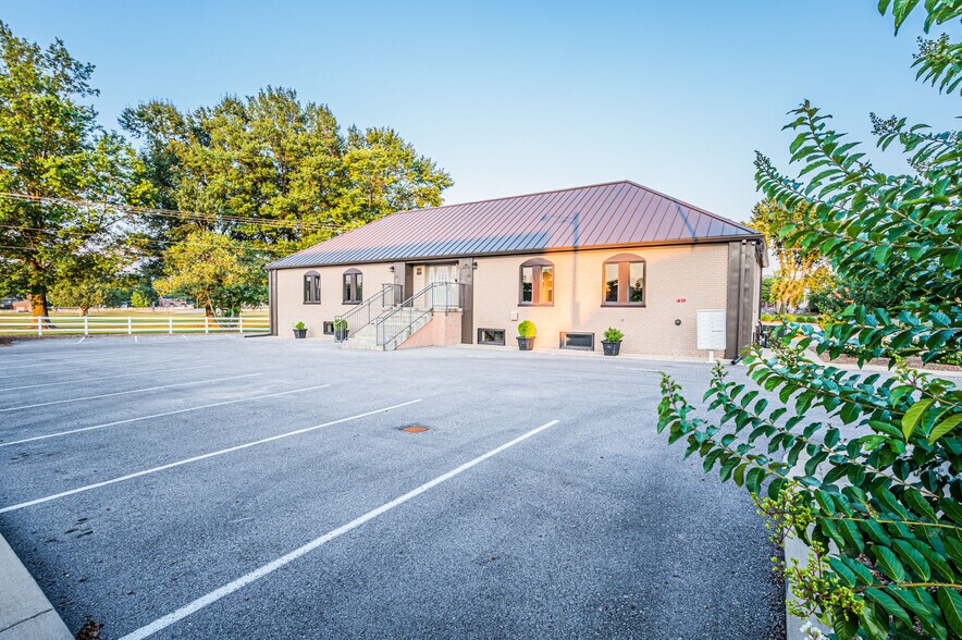 More Photos Of 1502 Westen St, Bowling Green Office For Sale