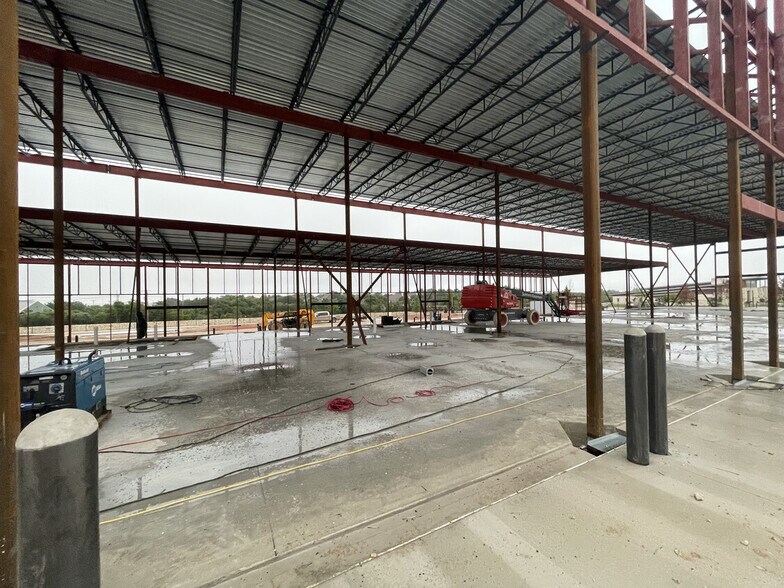 More Photos Of 15901 Ronald Reagan Blvd, Leander Showroom For Lease