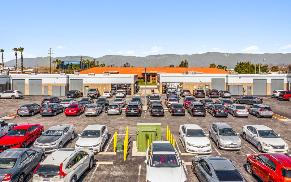 More Photos Of 165 W Hospitality Ln, San Bernardino Flex For Lease